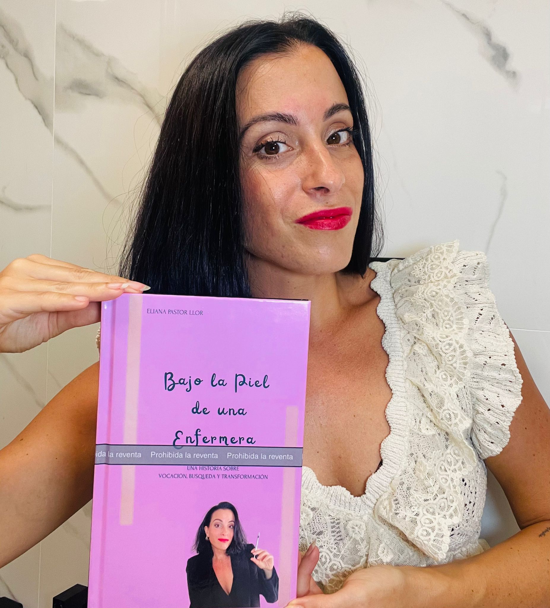 La autora junto a su obra.