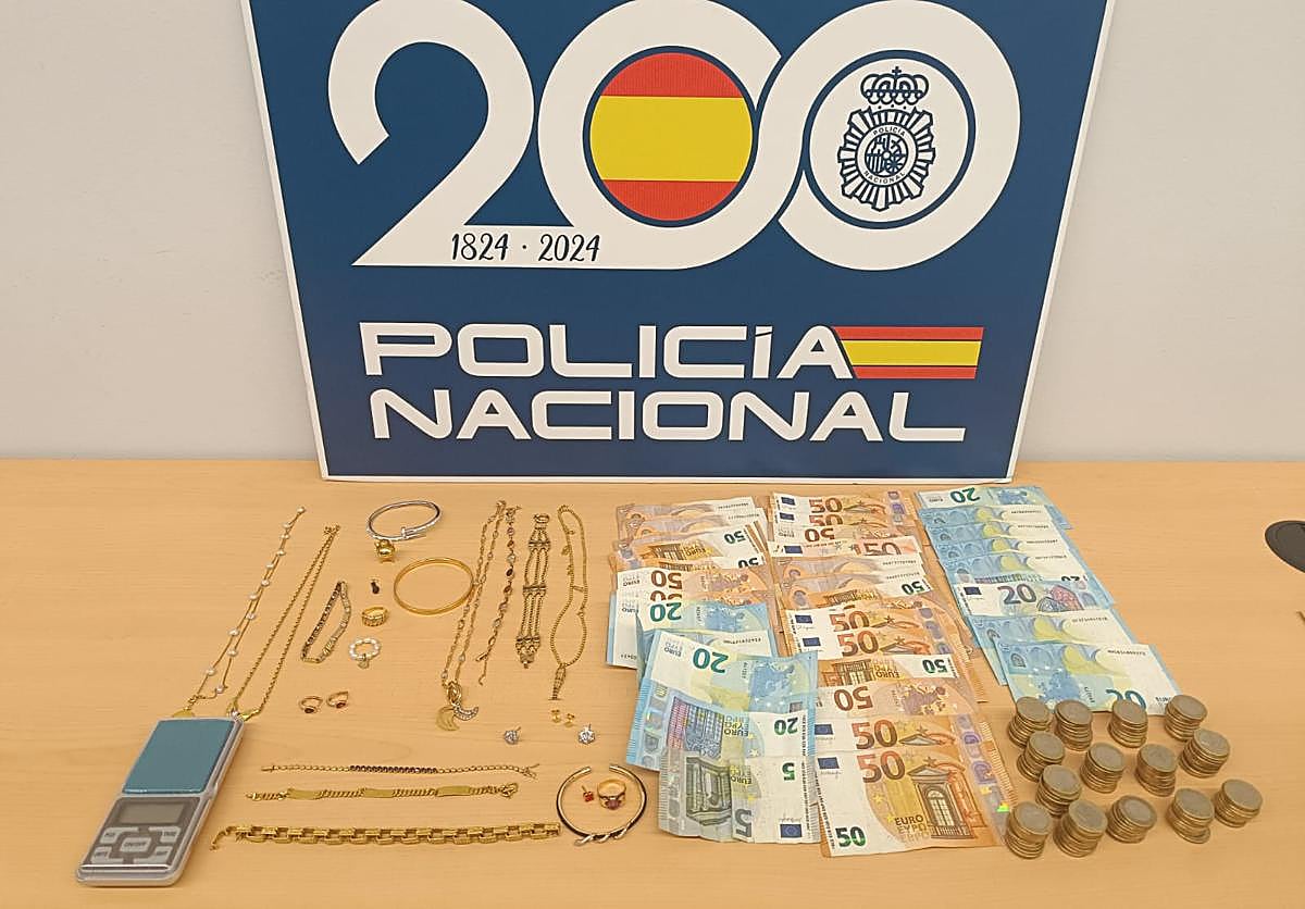 Money and jewellery seized from the detainees.