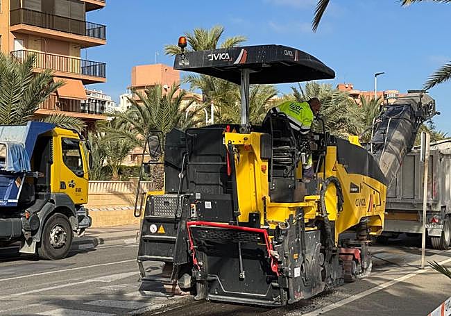 Trabajos en marcha en la avenida San Bartolomé de Tirajana para optimizar el tráfico y las zonas de estacionamiento.