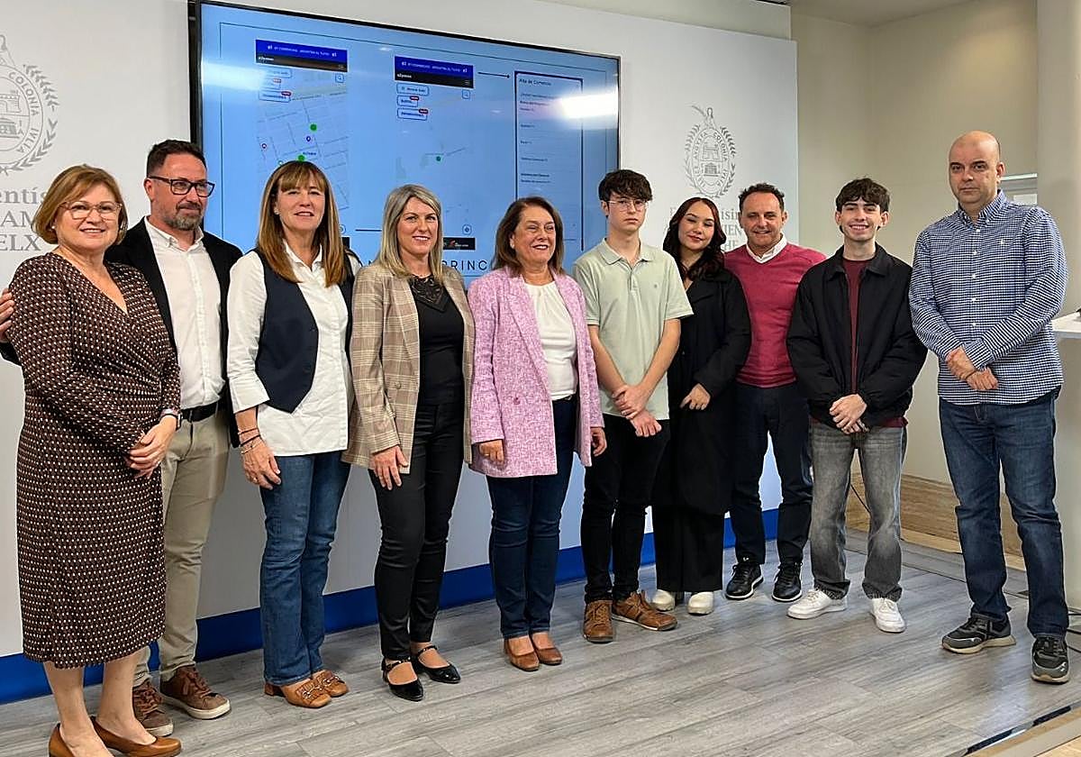 Students from IES Severo Ochoa and Councillor Caridad Martínez present the 'a2pasos' website to support local commerce.