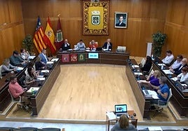 Sesión de pleno en el Ayuntamiento de Calp en el que se ha dado luz verde a la medida.
