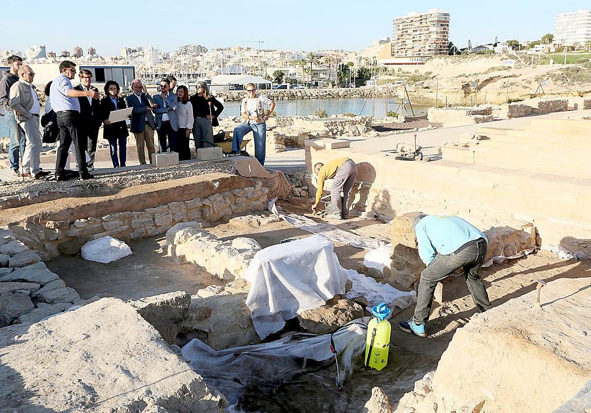 Visit to the first dwelling at the Illeta archaeological site.