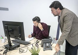 El alcalde, Luis Barcala, con uno de los trabajadores del nuevo servicio de atención telefónica de Bienestar Social.