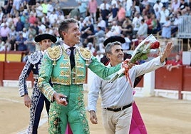 Manuel Escribano y Victorino Martín dan la vuelta al ruedo en la triunfal tarde del 28 de junio en Alicante.
