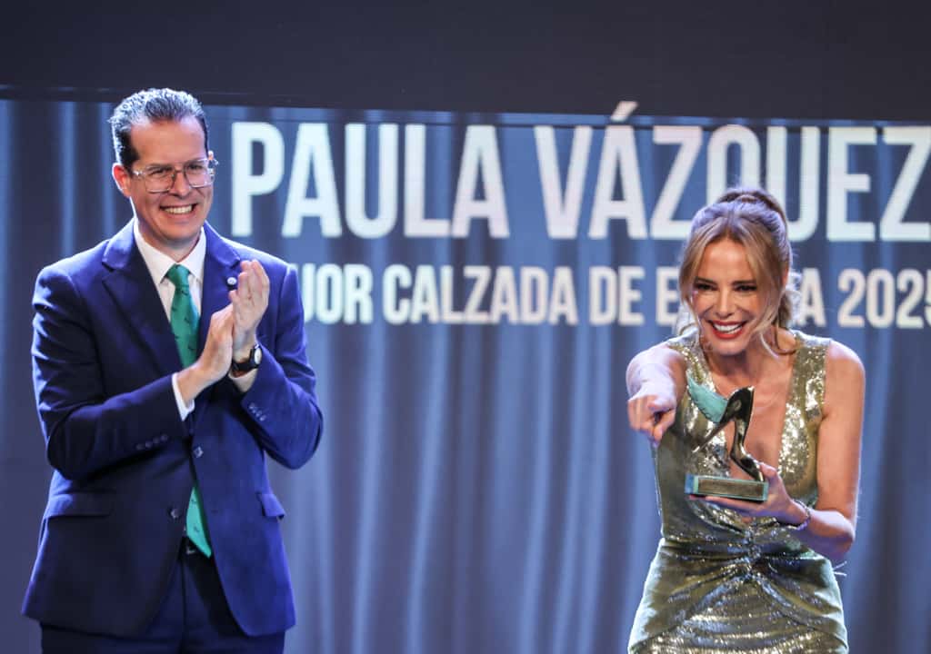 Imagen secundaria 1 - La presentadora Paula Vázquez recibe el galardón a la Mejor Calzada de España 2025