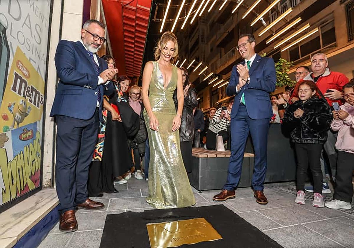 Imagen principal - La presentadora Paula Vázquez recibe el galardón a la Mejor Calzada de España 2025