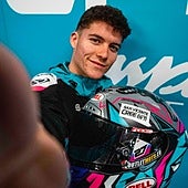 Dani Holgado muestra el mensaje que lucirá en su casco.