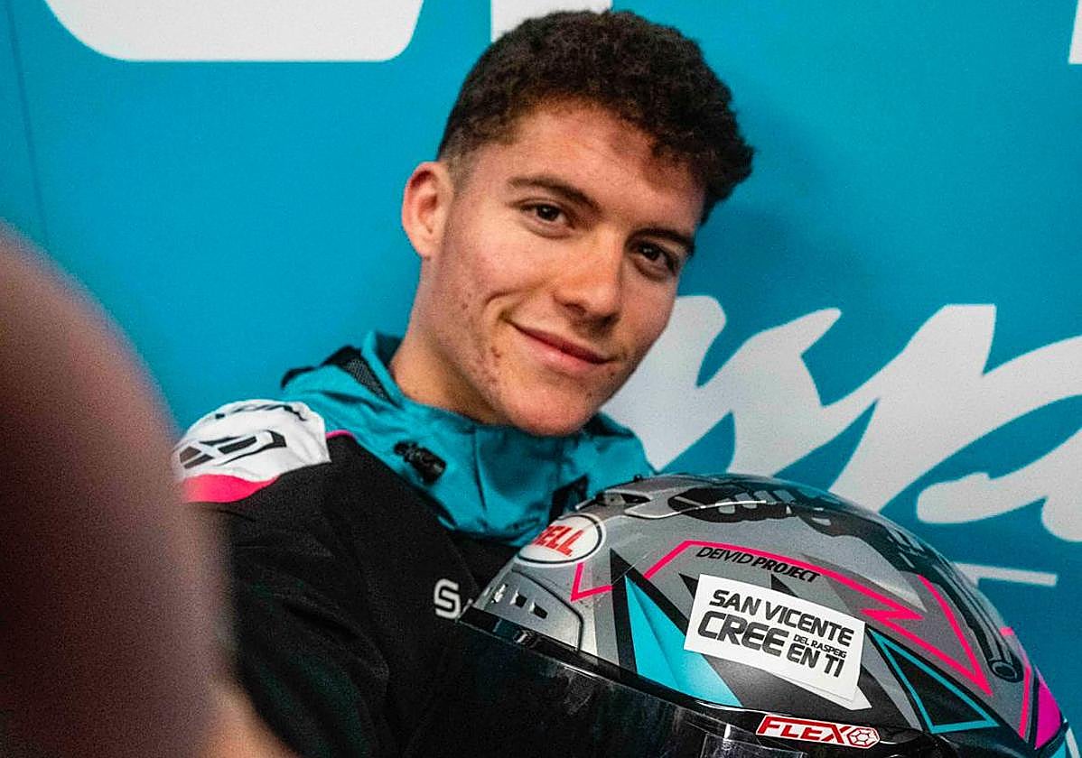 Dani Holgado muestra el mensaje que lucirá en su casco.