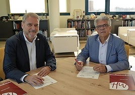 El rector Juan José Ruiz y el presidente José Juan Reus durante la firma del convenio de colaboración.