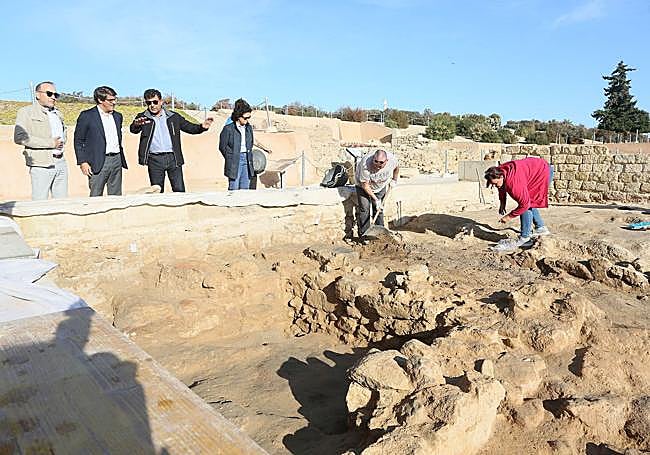 Visita a la primera vivienda del yacimiento de la Illeta.