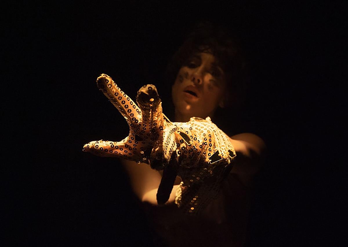 Imagen secundaria 1 - Elisa Forcano in 'Golden Vixen'.