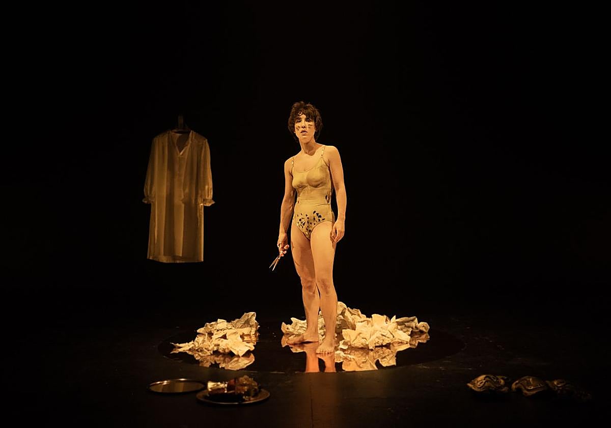 Imagen principal - Elisa Forcano in 'Golden Vixen'.