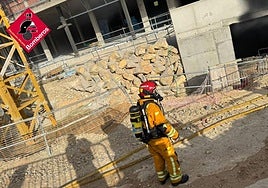 Imagen de un bombero en la zona afectada por el incendio
