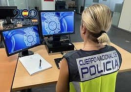 Una agente de la Policía Nacional durante sus labores.