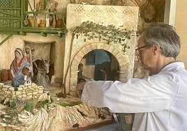 Andrés ultima detalles en una de las escenas del Belén de la Montañeta.