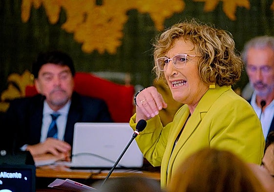 La portavoz del PSPV, Ana Barceló, durante un pleno.