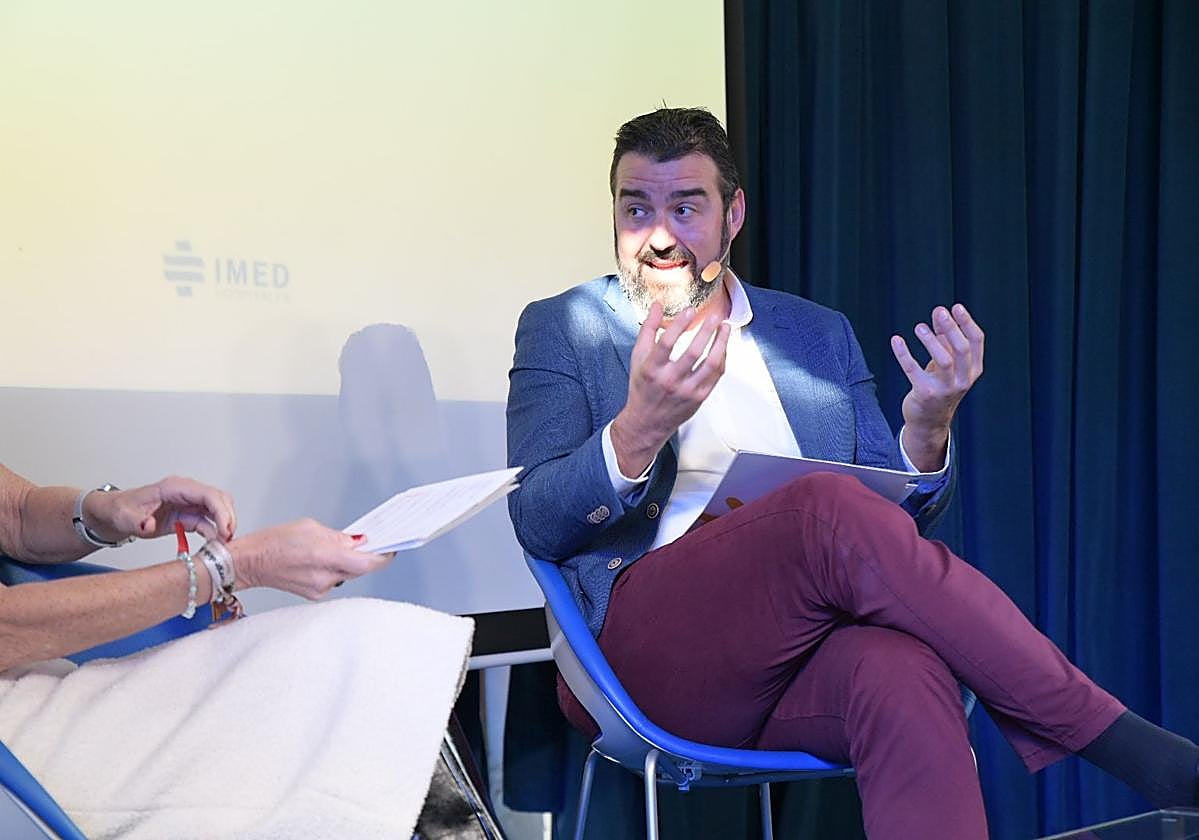 Mancebo siendo entrevistada por Concha Pastor, directora de TodoAlicante, en la sede de Casa Mediterráneo, emplazamiento donde ha tenido lugar el foro.