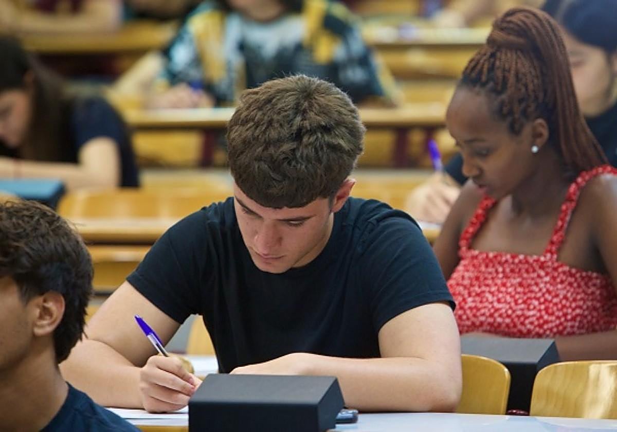 Estudiantes en un examen.
