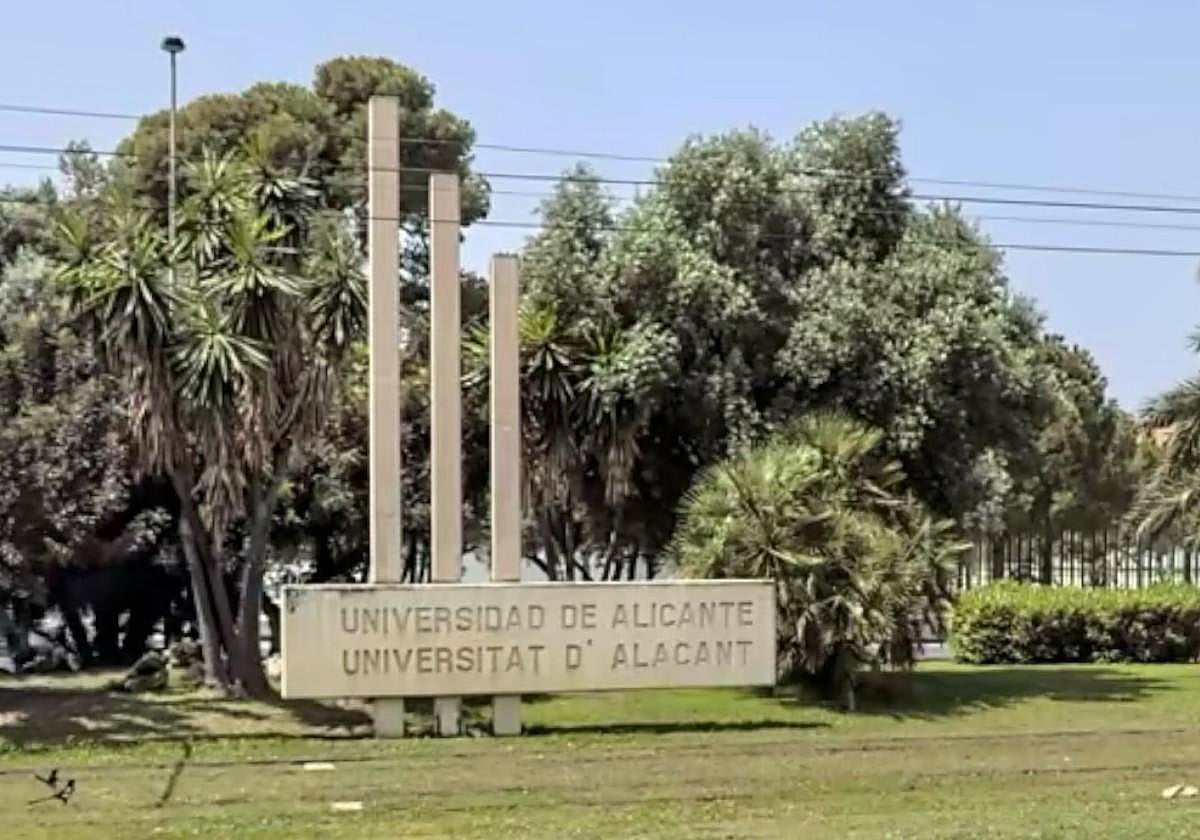 Institutional sculpture of the University of Alicante.