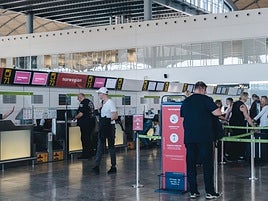 Pasajeros en el aeropuerto de Alicante-Elche en los mostradores de facturación.