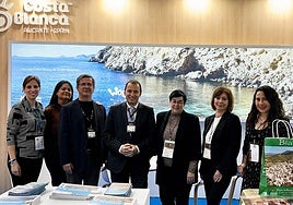 Los técnicos de turismo en el estand de Costa Blanca en la Feria Intur de Valladolid.