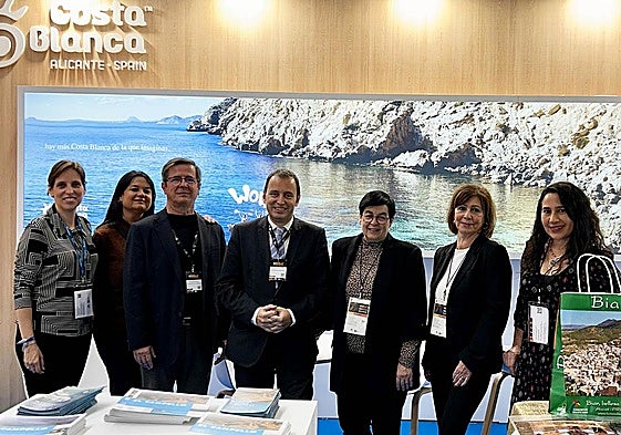 Los técnicos de turismo en el estand de Costa Blanca en la Feria Intur de Valladolid.