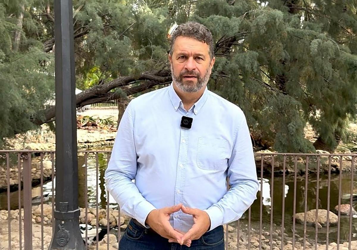 El concejal de Medio Ambiente, José Antonio Román, frente al estanque vallado.