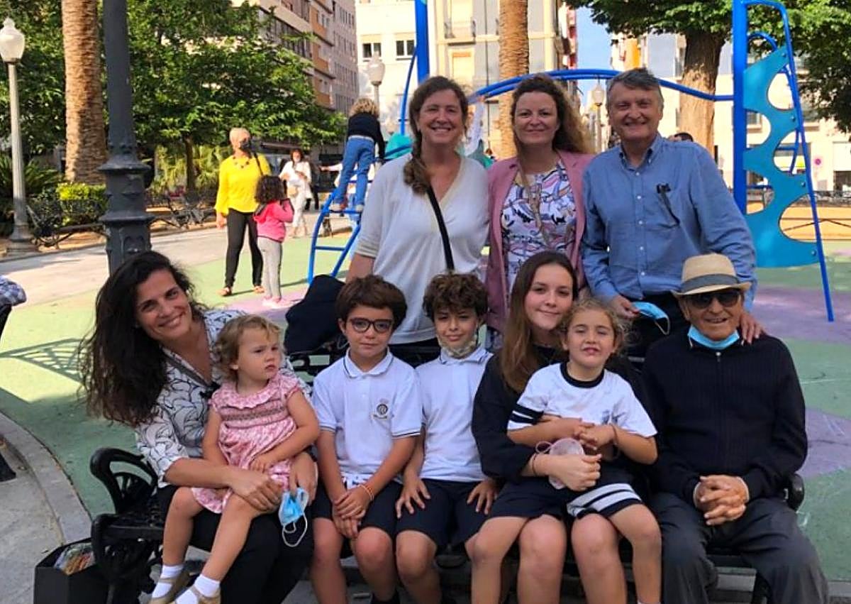 Imagen secundaria 1 - Con su esposa, María Luisa. | Día en familia con hijas, padre y nieto. | En su nombramiento como miembro Real academia de medicina de Zaragoza.