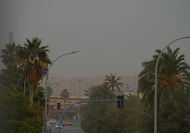 Una nube de polvo rojo cubre Alicante.