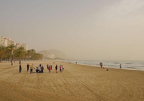 Nube de polvo rojo sobre la ciudad de Alicante.