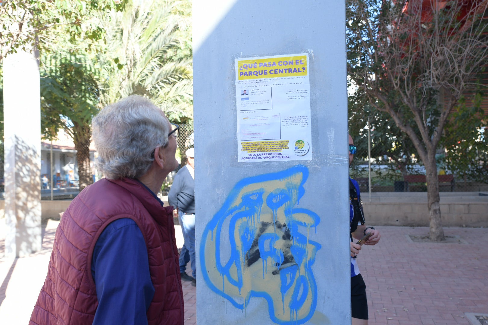 Concentración bajo el Puente Rojo para reclamar avances del Parque Central de Alicante