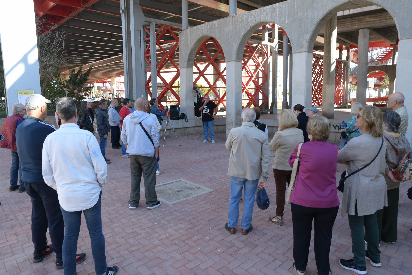 Concentración bajo el Puente Rojo para reclamar avances del Parque Central de Alicante