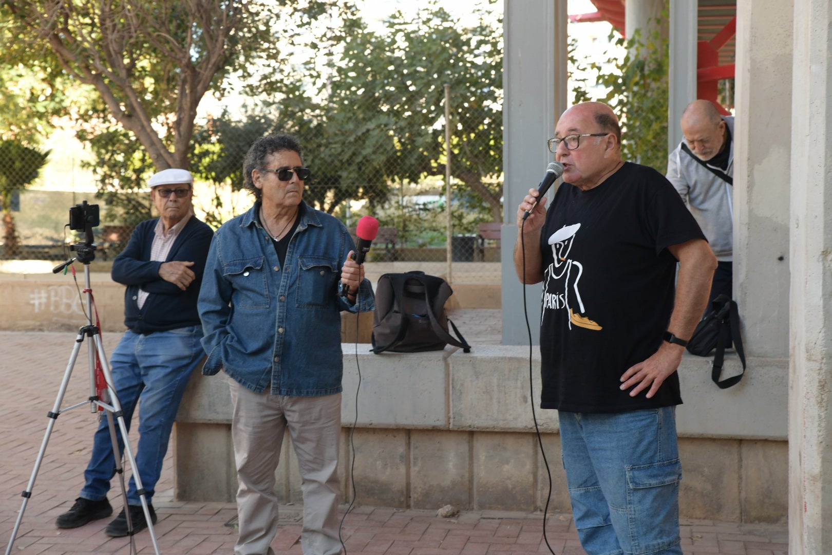 Concentración bajo el Puente Rojo para reclamar avances del Parque Central de Alicante