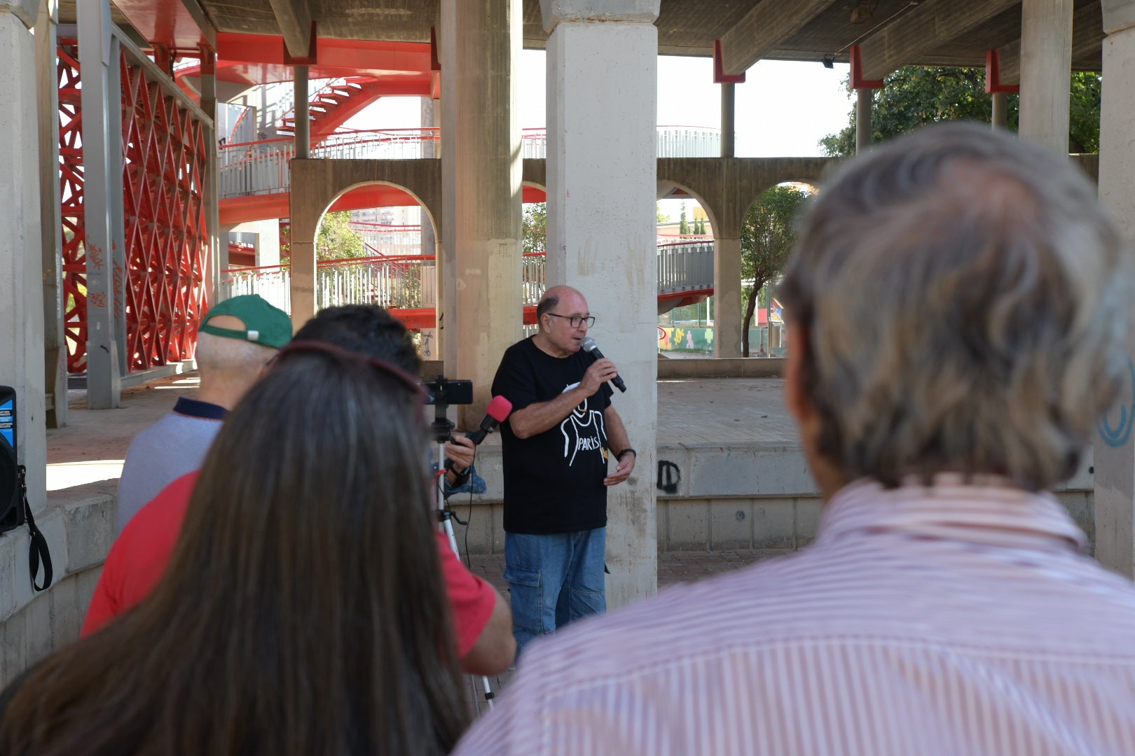 Concentración bajo el Puente Rojo para reclamar avances del Parque Central de Alicante