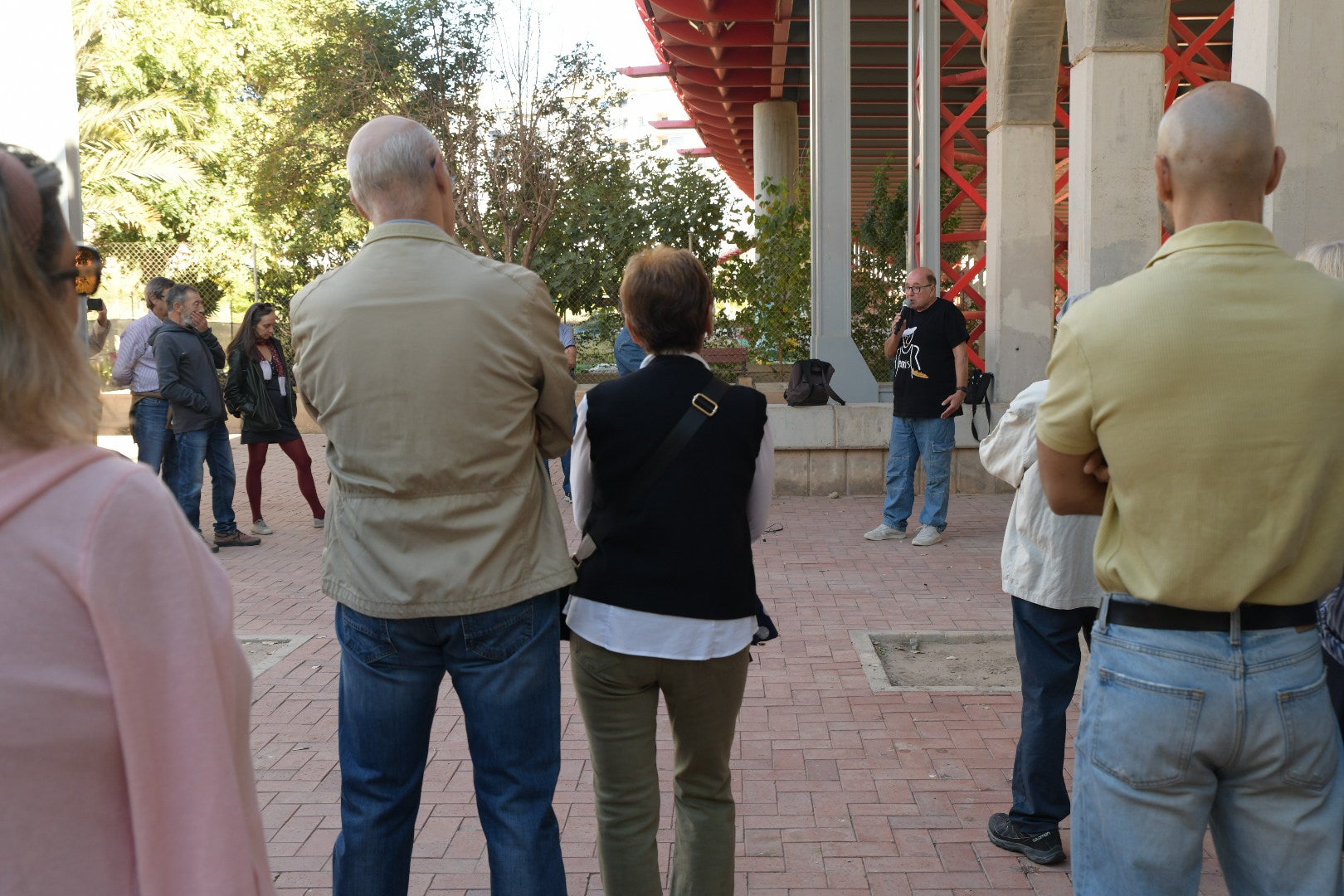 Concentración bajo el Puente Rojo para reclamar avances del Parque Central de Alicante