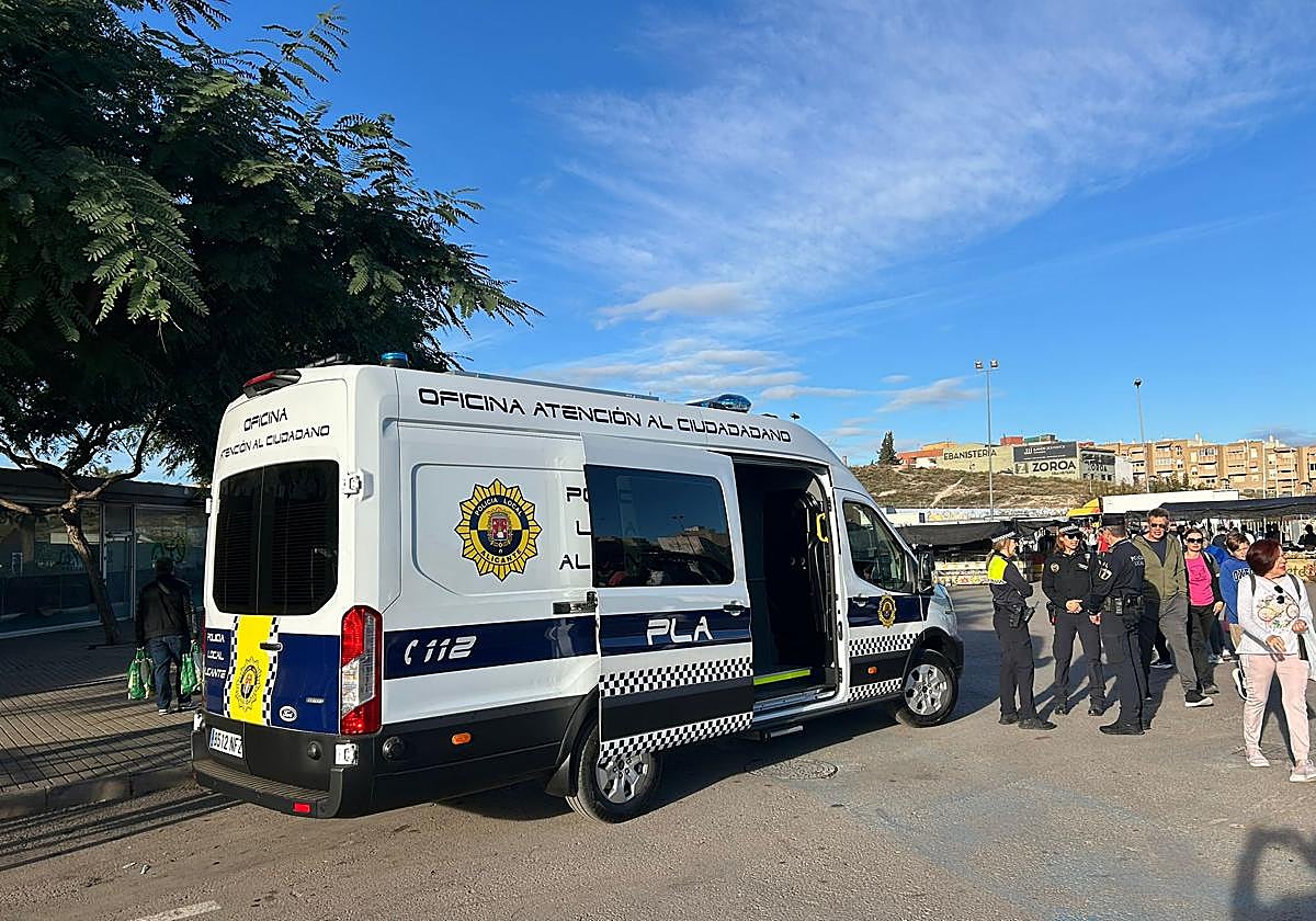 La nueva Oficina Móvil de la Policía Local de Alicante de Atención al Ciudadan.