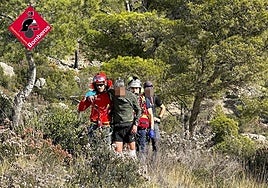 Bomberos del Consorcio Provincial rescatan a un deportista en el Puig Campana este sábado.