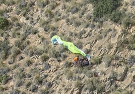 Un bombero del Consorcio Provincial junto a la víctima mortal.