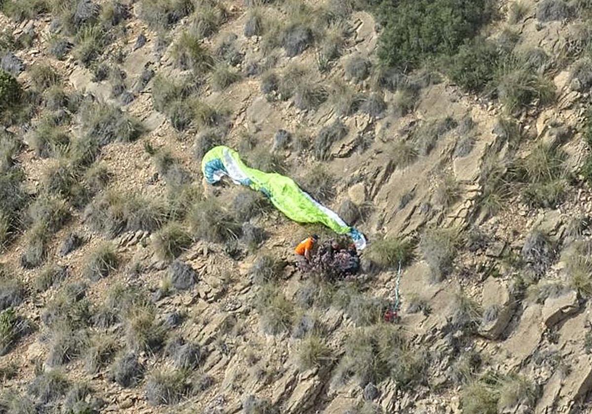Un bombero del Consorcio Provincial junto a la víctima mortal.