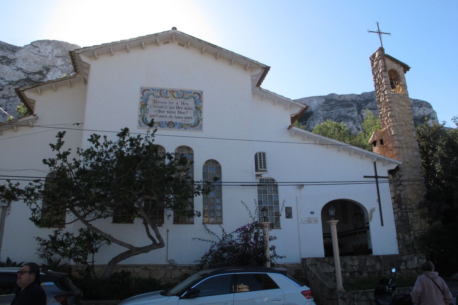 Imagen secundaria 2 - La Caseta del Pare Pere, el calvario y la fachada de la ermita de la Santísima Sang.