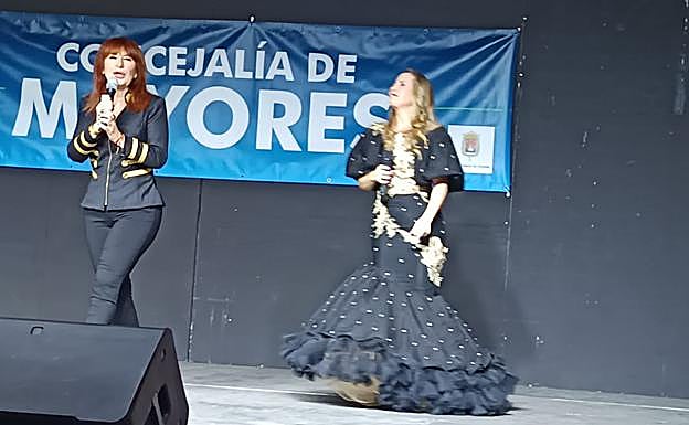 La concejala de Mayores, Begoña León, se dirige a los asistentes en un momento de la velada.