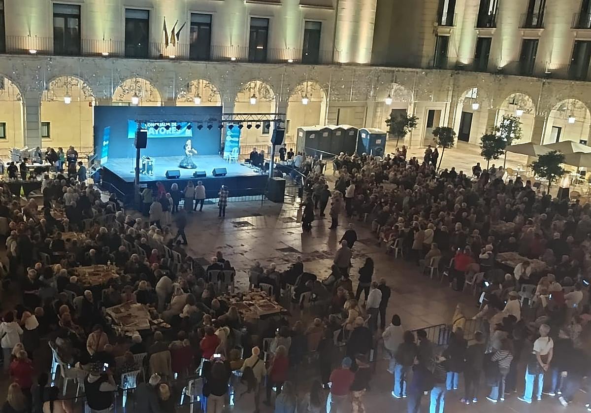 La plaza del Ayuntamiento de Alicante, abarrotada este sábado por la noche.