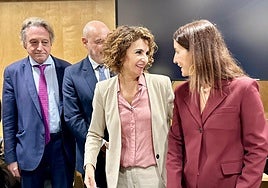 La consellera de Hacienda, Ruth Merino, con la vicepresidenta y ministra de Hacienda, María Jesús Montero.