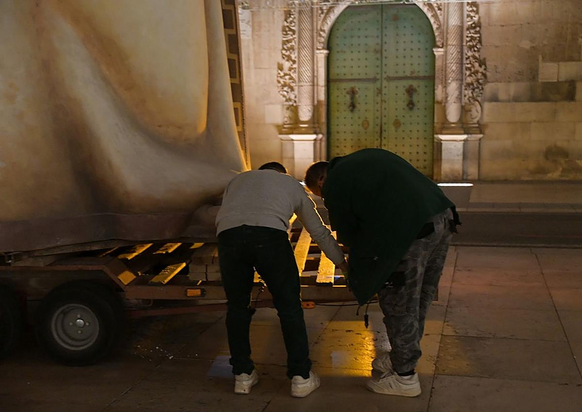 Imagen secundaria 1 - Más piezas del Belén gigante durante la madrugada.