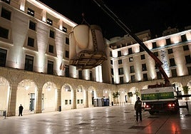 Llegada del Belén gigante a la plaza del Ayuntamiento de Alicante.