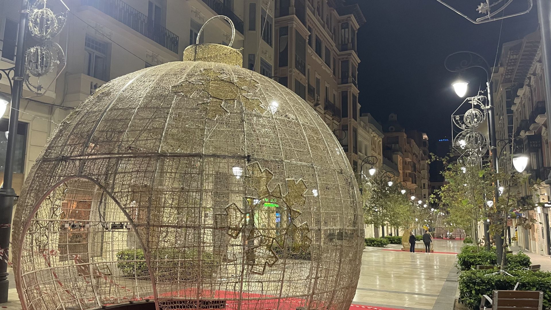 Luces de Navidad gigantes en la avenida Constitución.