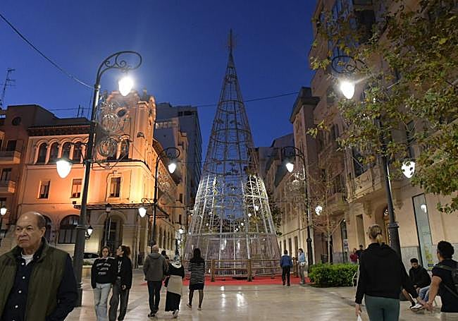 Árbol de Navidad en la avenida Constitución.