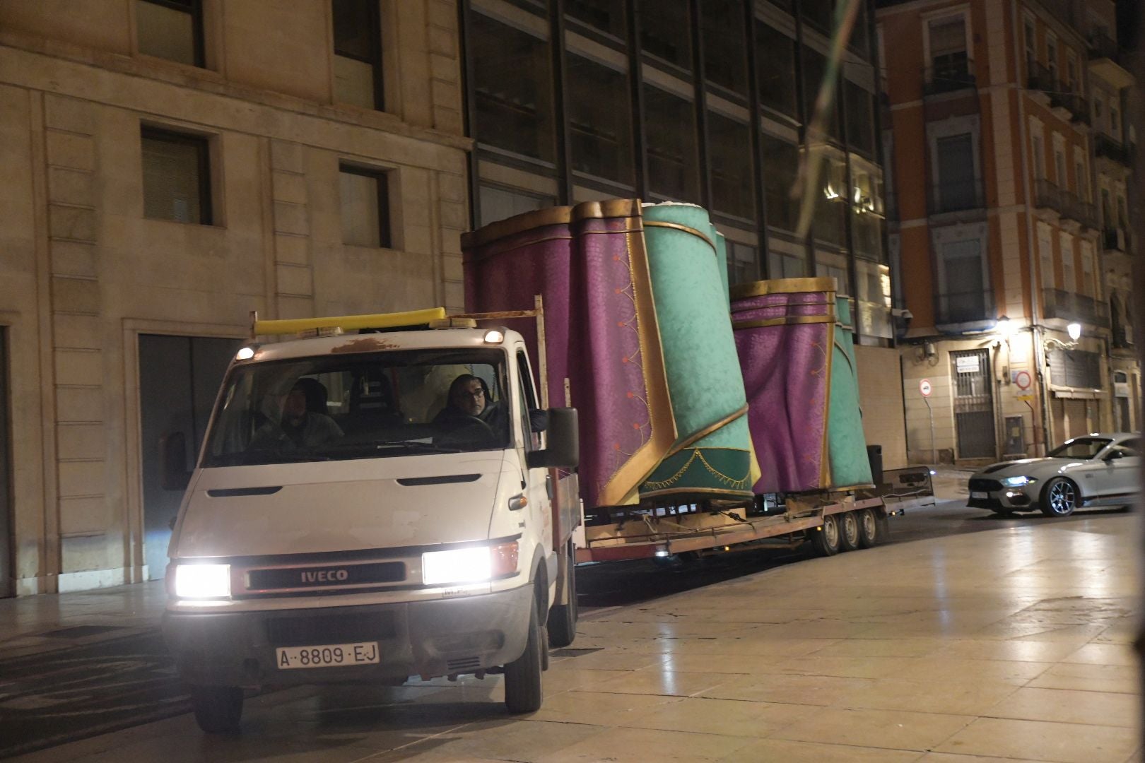 La llegada del Belén gigante de Alicante durante la madrugada, foto a foto