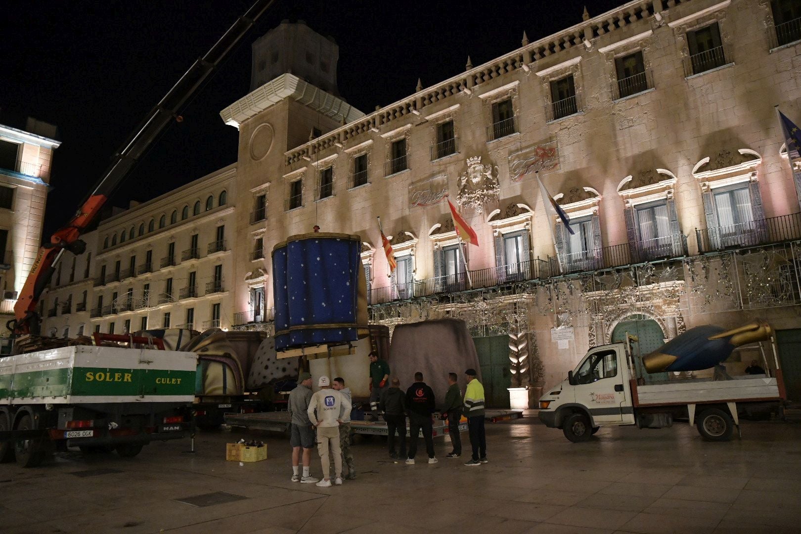 La llegada del Belén gigante de Alicante durante la madrugada, foto a foto