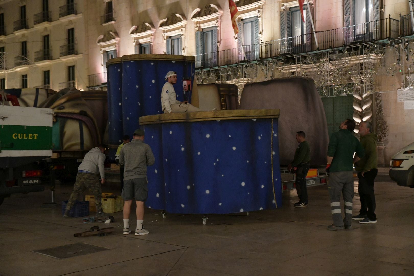 La llegada del Belén gigante de Alicante durante la madrugada, foto a foto